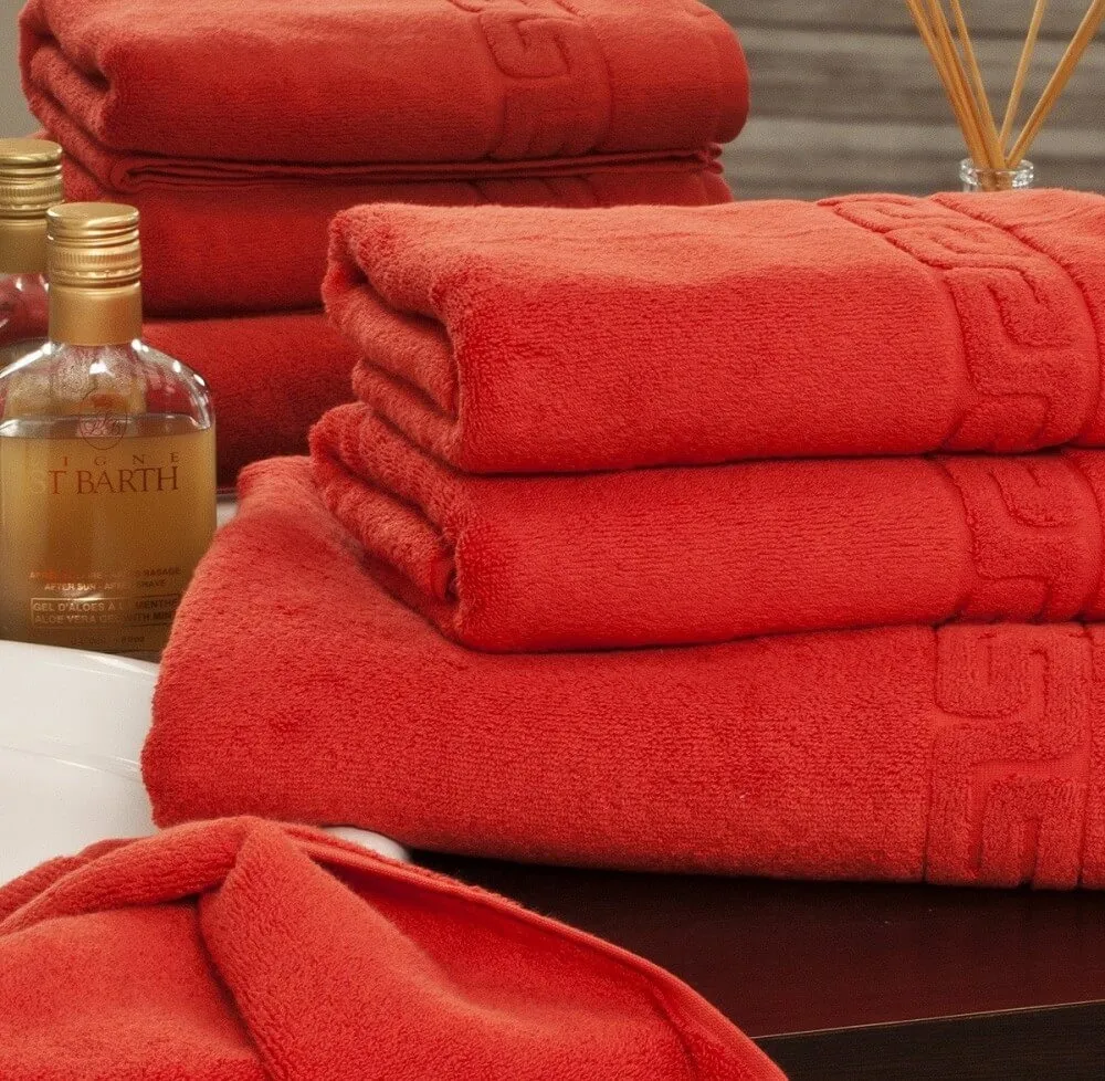 Махровое полотенце Dreamflor красного цвета от магазина Beddington.ru